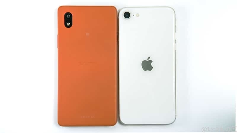 サイズ比較、左：Xperia Ace Ⅲ　右：iPhone SE3