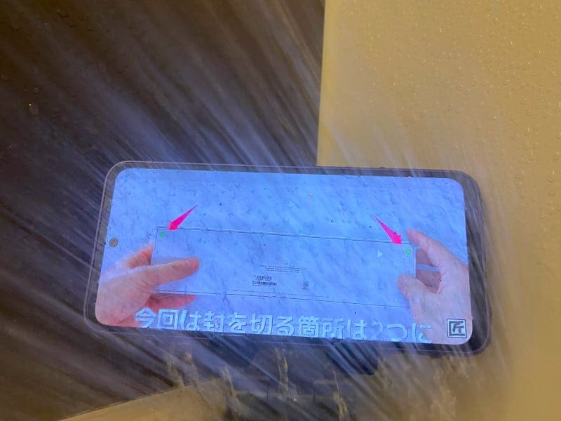 Libero 5G Ⅲ（リベロ5G3）の防水性能（IPX5）を検証している写真