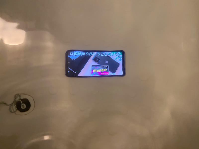 Libero 5G Ⅲ（リベロ5G3）の防水性能（IPX7）を検証している写真③