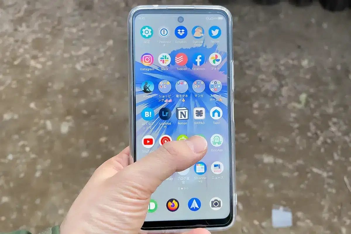 libero5g2-body-size-with-hand-1 | スマホを検証してみた 実際に手で持ったLibero 5G Ⅱ。意外と手になじみやすいサイズなのがポイント。