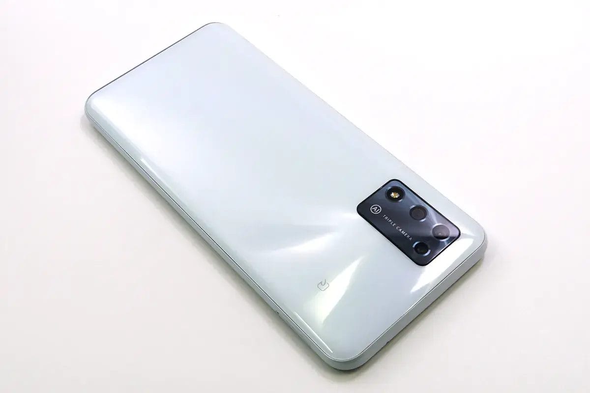 筆者の Libero 5G Ⅱは、ホワイトです。ただ、ホワイトと言いながら、結構ブルーっぽい感じです。