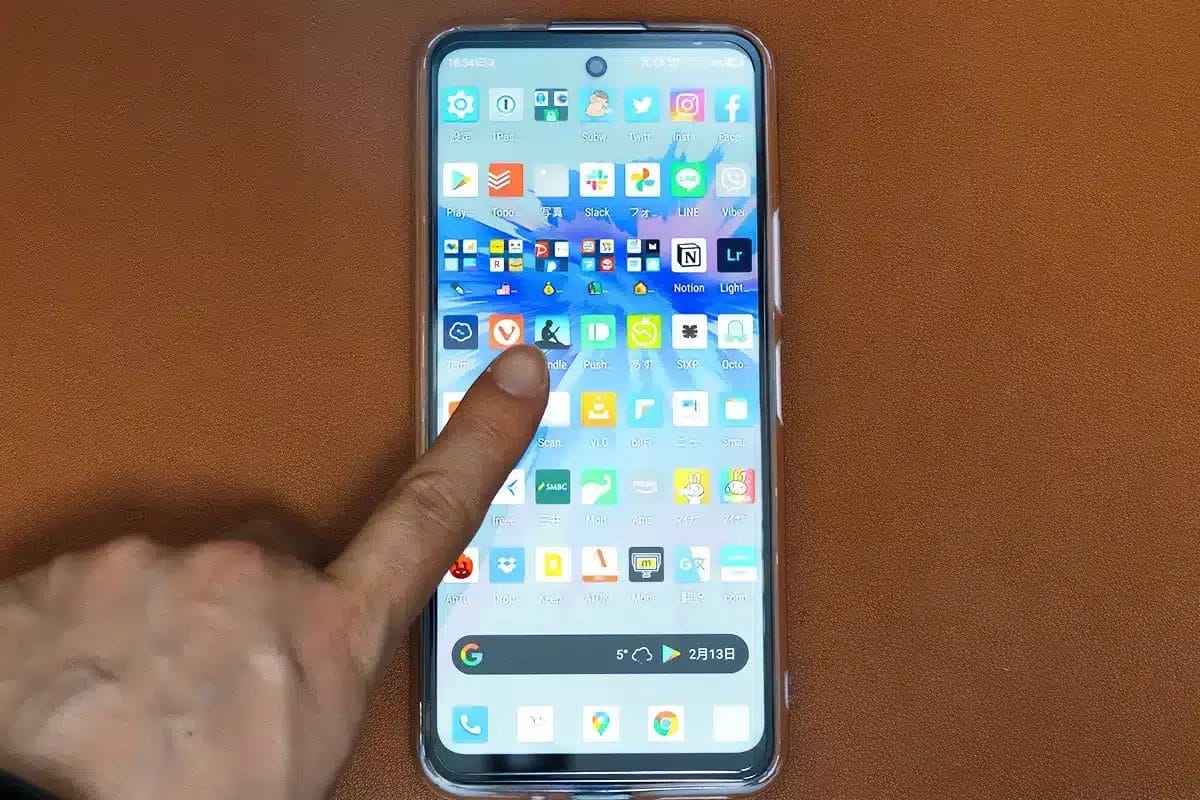 libero5g2-many-icons | スマホを検証してみた Libero 5G Ⅱの他には代えがたい画面の広さによる恩恵は、ホーム画面に並べられるアイコンの数で決まります。