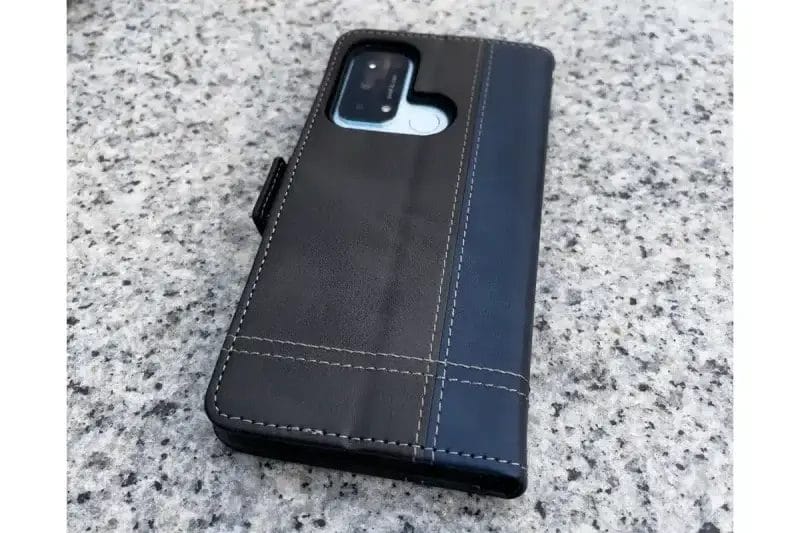 筆者が選んだ手帳型ケースはシンプルながらオシャレな黒と青の2色のケースでした。