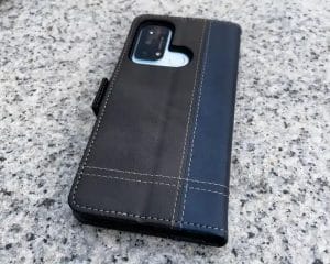 筆者が選んだ手帳型ケースはシンプルながらオシャレな黒と青の2色のケースでした。