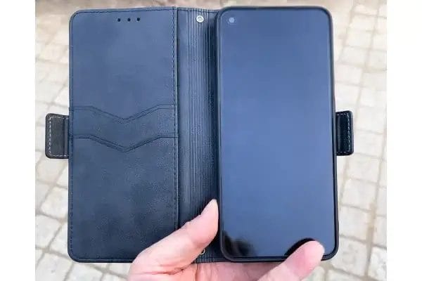 oppo-reno5aの筆者が選んだケースを開いた画像