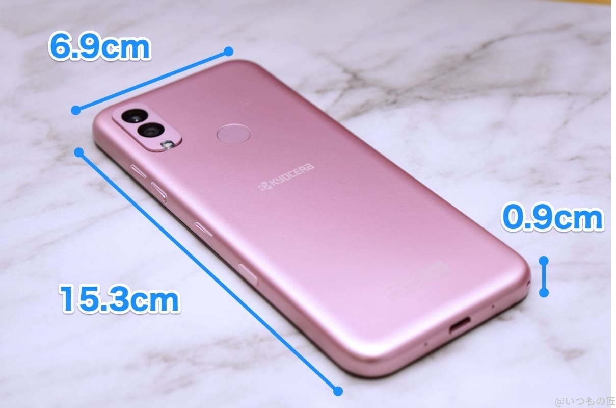 Android One S10のサイズは、高さ6.9cm、幅15.3cm、厚さ0.9cm