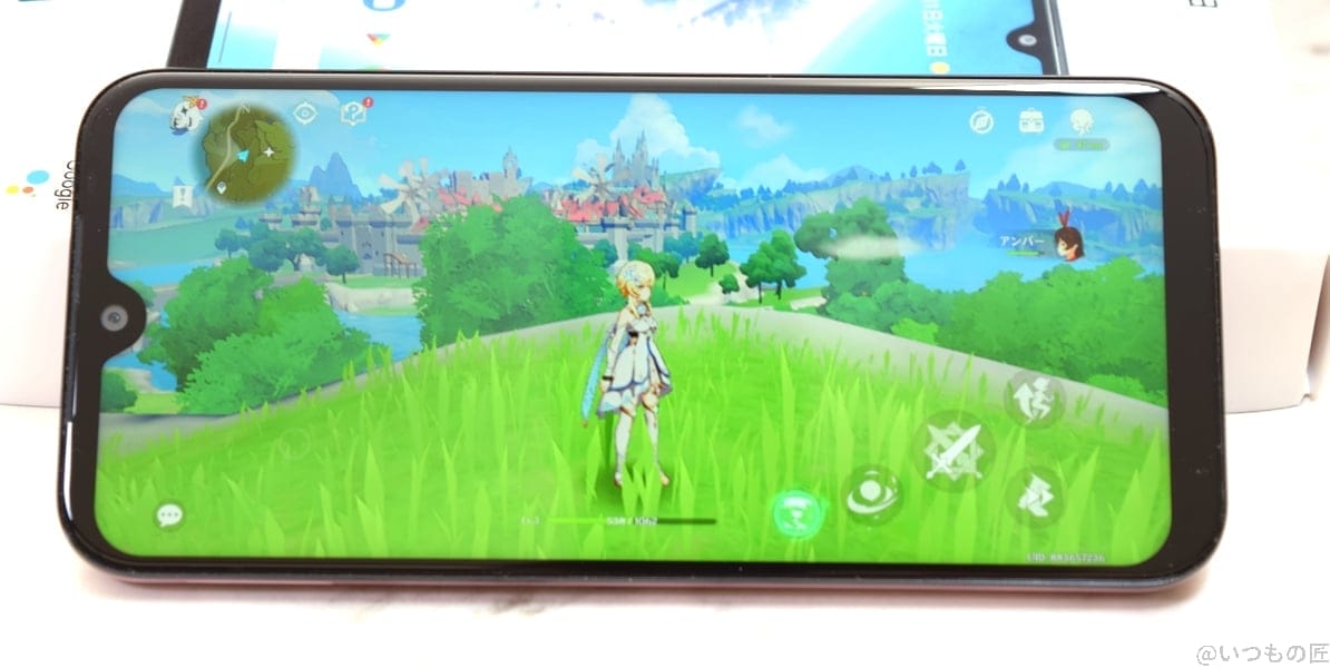 Android One S10のゲーム画面の写真。色味は鮮やかに映し出されている。