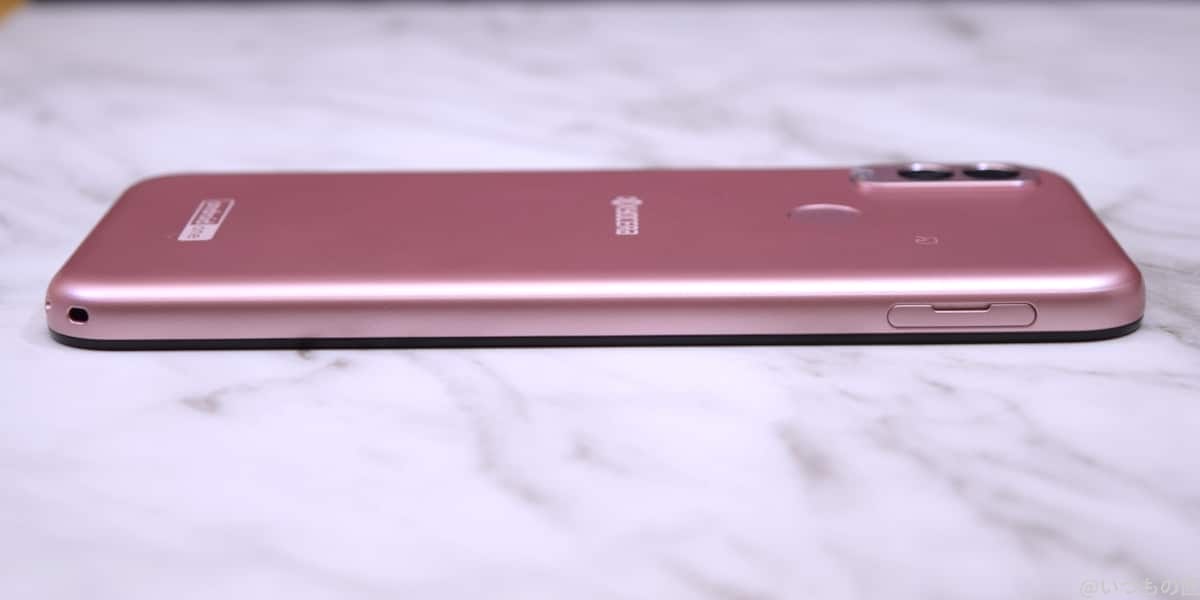 Android One S10 側面(SIMスロット側)の写真。