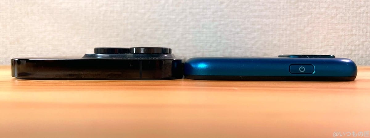 かんたんスマホ3とiphonese3 厚み比較 | スマホを検証してみた かんたんスマホ3とiPhoneSE3 厚み比較