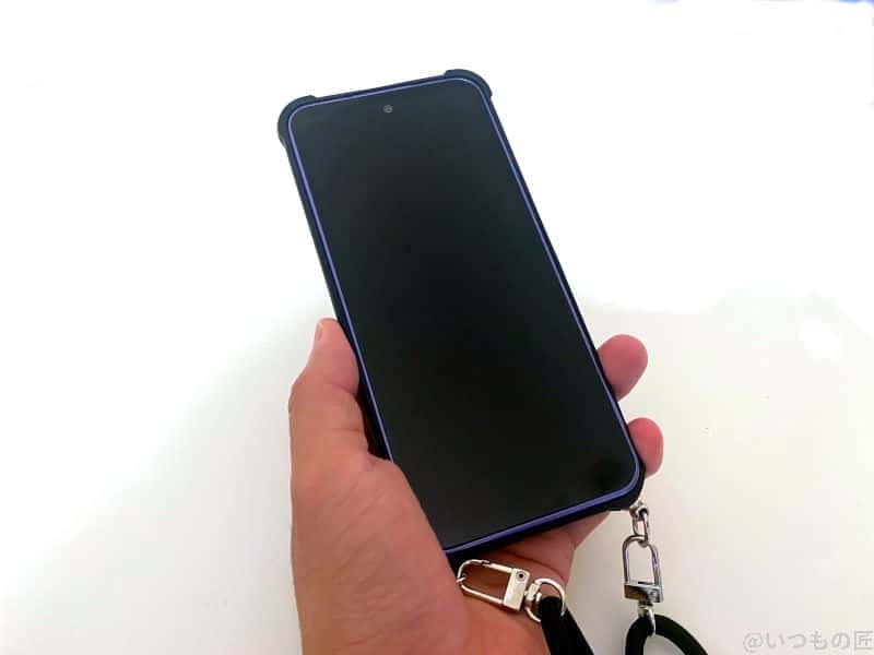 libero5gⅢ-case-13 | スマホを検証してみた Libero 5G Ⅲ(リベロ5G3)を手で持った写真