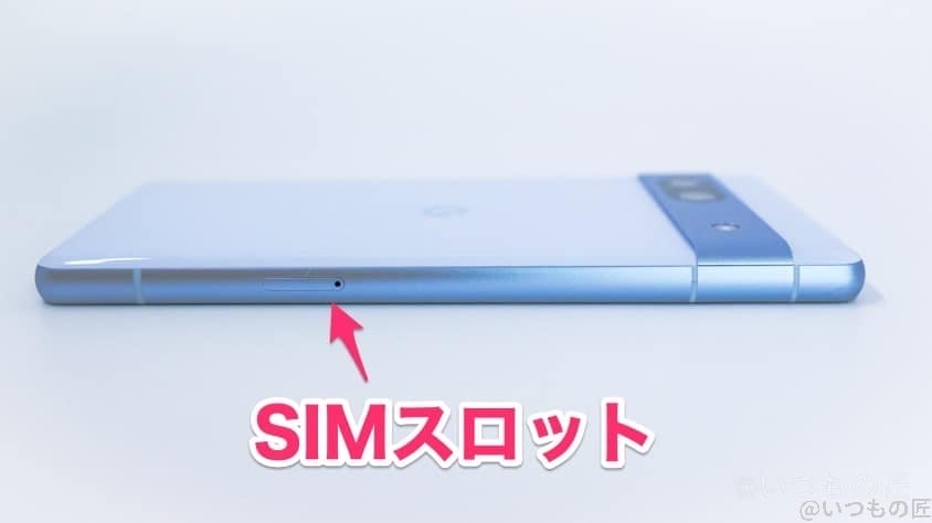 Google Pixel 7a 側面（SIMスロット側）