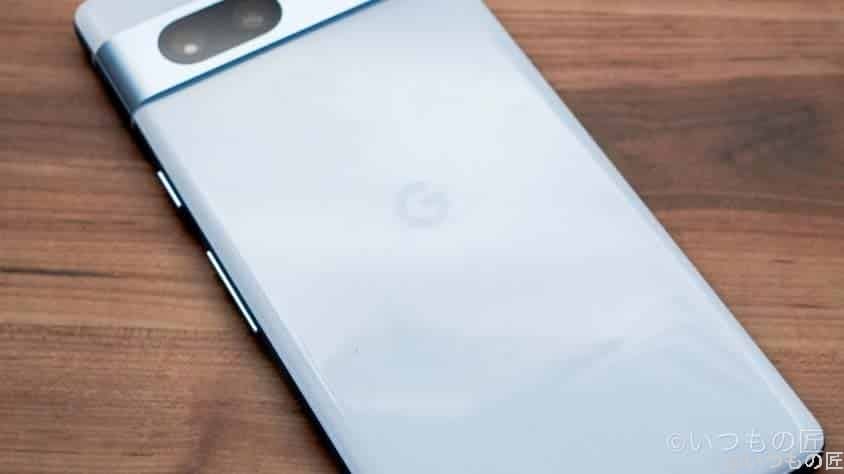 Google Pixel 7a 背面は透明感のあるガラス素材