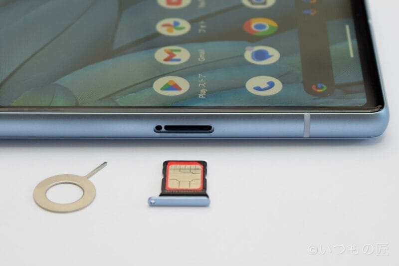 google-pixel-7a-sim-slot-01 | スマホを検証してみた Google Pixel 7a SIMスロットを開けた様子