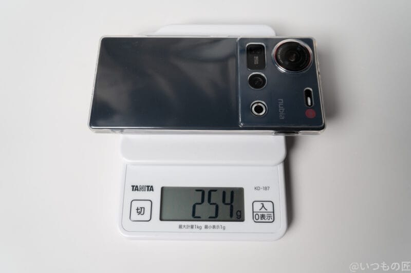 nubia Z70 Ultraのケースを付けた重さを計測