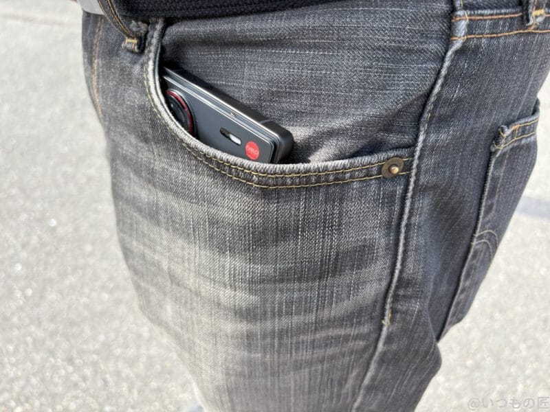 nubia Z70 Ultraをポケットで持ち運んだ場合（男性）