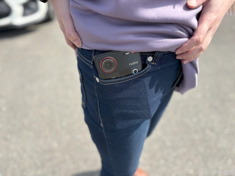 nubia Z70 Ultraをポケットで持ち運んだ場合（女性）