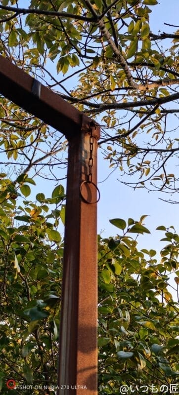 nubia Z70 Ultra カメラ 屋外で鉄の柱と木々を撮影した写真