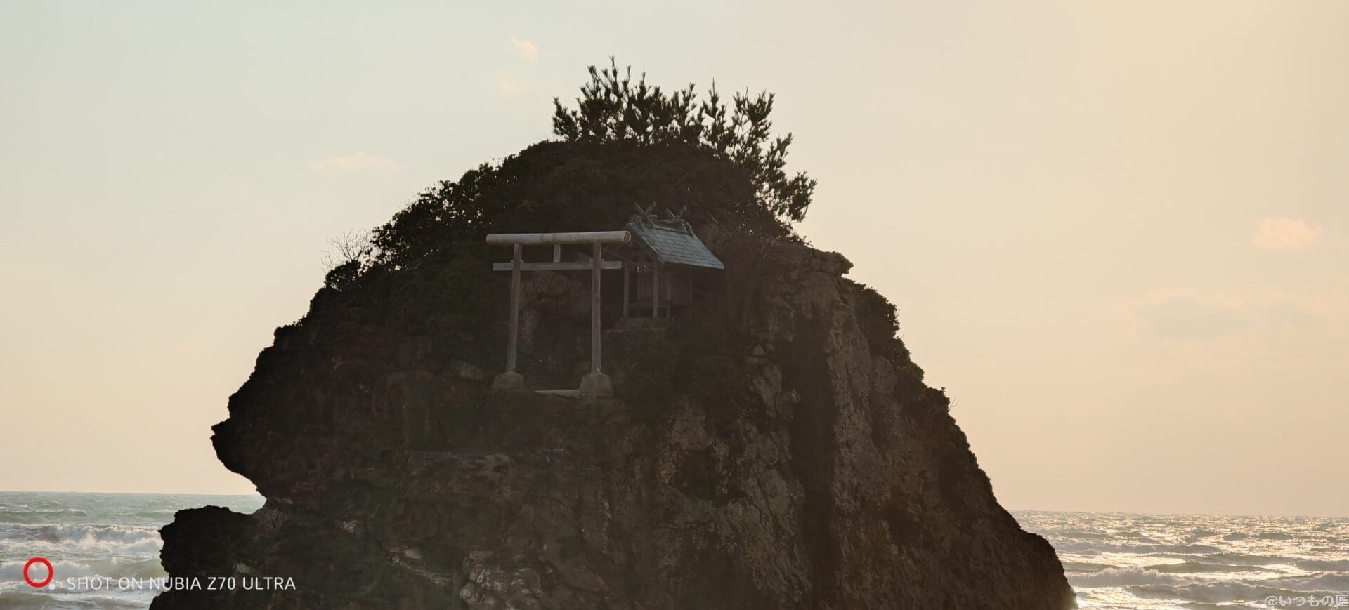 岩肌をズーム撮影した風景写真 | スマホを検証してみた nubia Z70 Ultra カメラ 岩肌をズーム撮影した風景写真