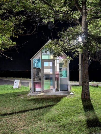 ガラス張りの小屋を撮影した夜景写真 | スマホを検証してみた nubia Z70 Ultra カメラ Google Pixel 9 Proでガラス張りの小屋を撮影した夜景写真