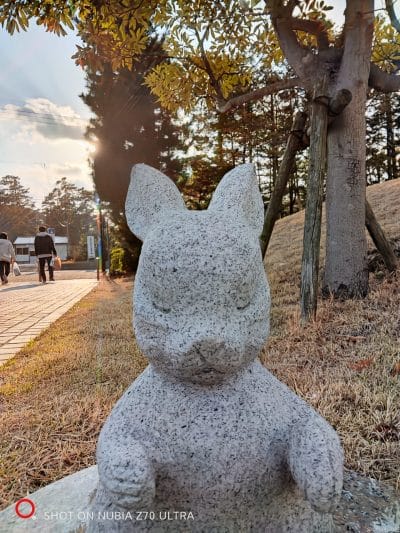 屋外でうさぎの銅像をインカメラ撮影した写真 | スマホを検証してみた nubia Z70 Ultra カメラ うさぎの銅像を自撮りした屋外写真