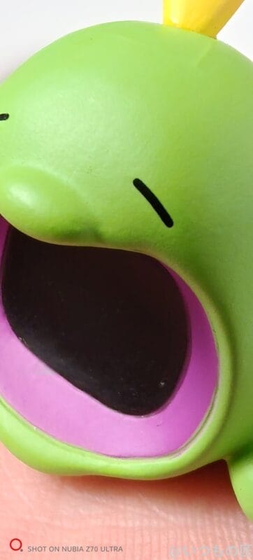 nubia Z70 Ultra カメラ 手のひらサイズのおもちゃをnubia Z70 Ultraでマクロ撮影した風景写真