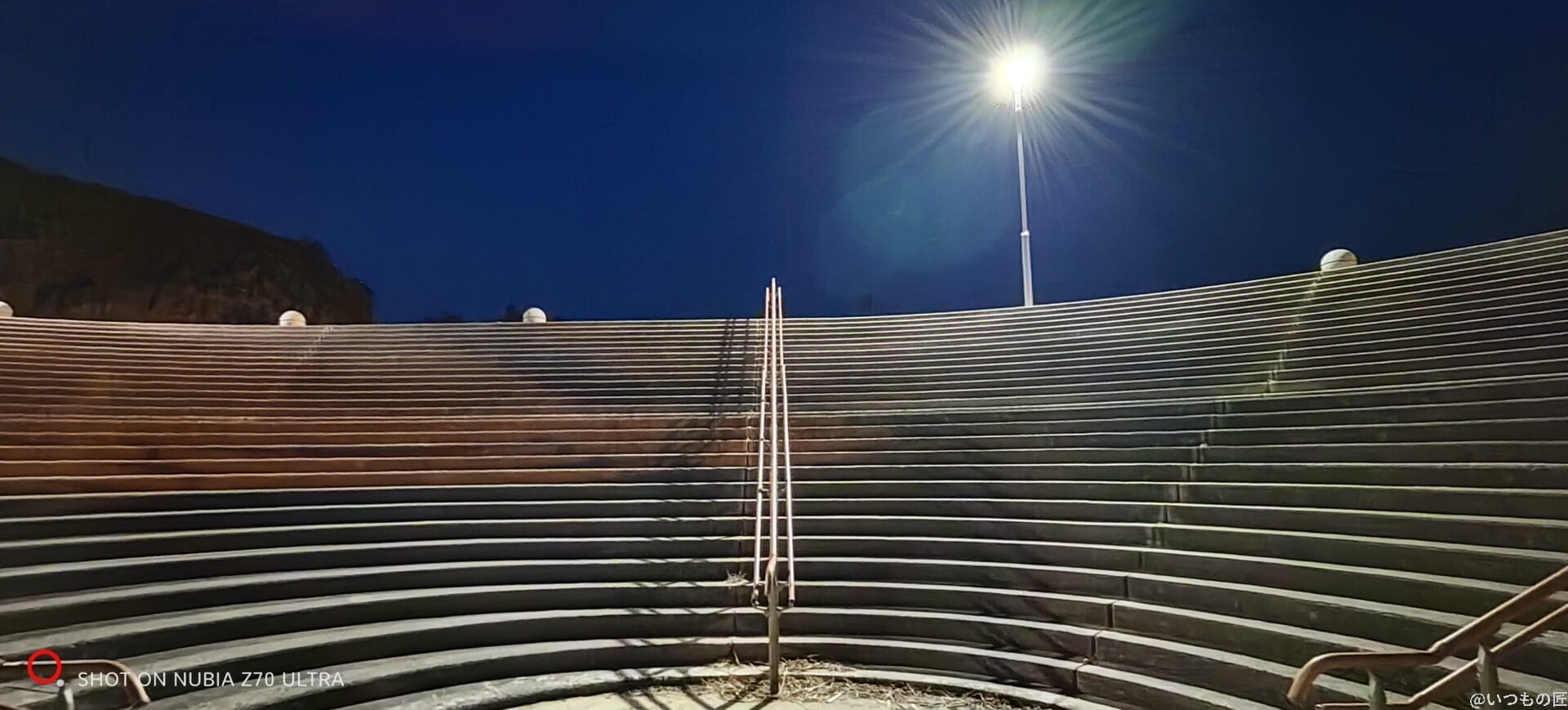 nubia Z70 Ultra カメラ 屋外の階段を暗所撮影した写真