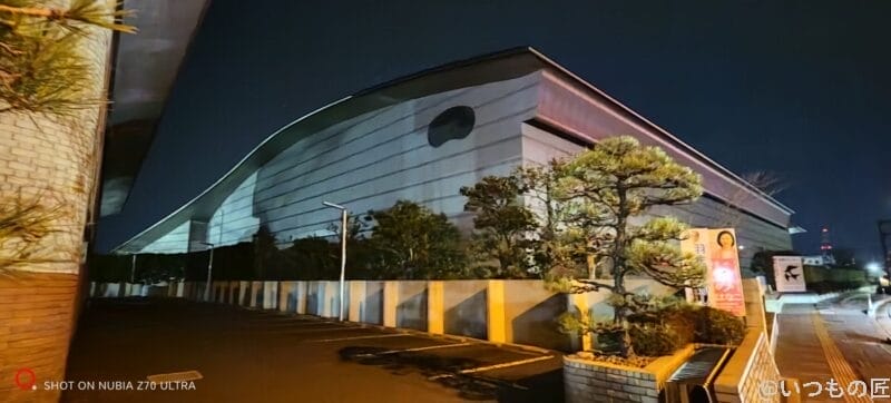 nubia Z70 Ultra カメラ 屋外で建物を暗所撮影した写真