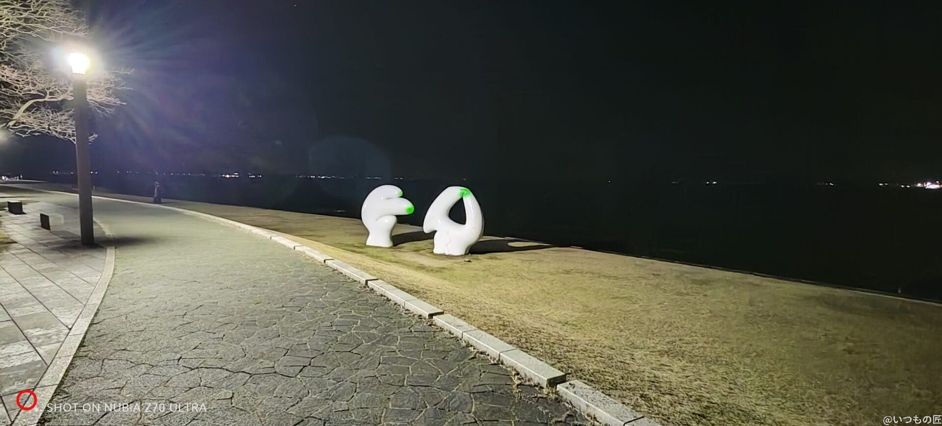 nubia Z70 Ultra カメラ 白いオブジェを撮影した夜景写真