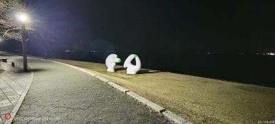 白いオブジェを撮影した夜景写真 | スマホを検証してみた nubia Z70 Ultra カメラ 白いオブジェを撮影した夜景写真