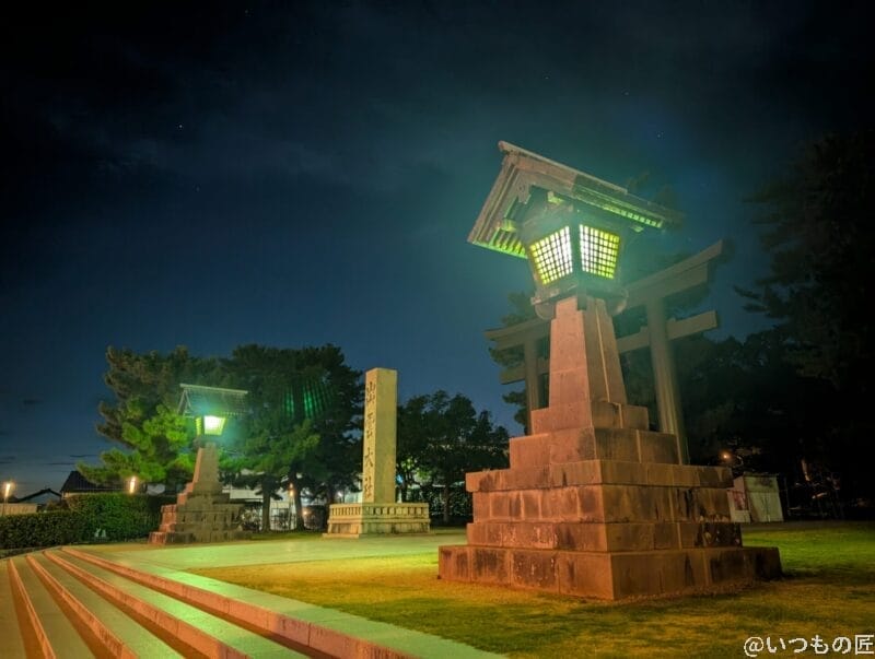 緑の光につつまれた石灯篭 | スマホを検証してみた OPPO Reno14 5G カメラ 緑の光につつまれた石灯篭