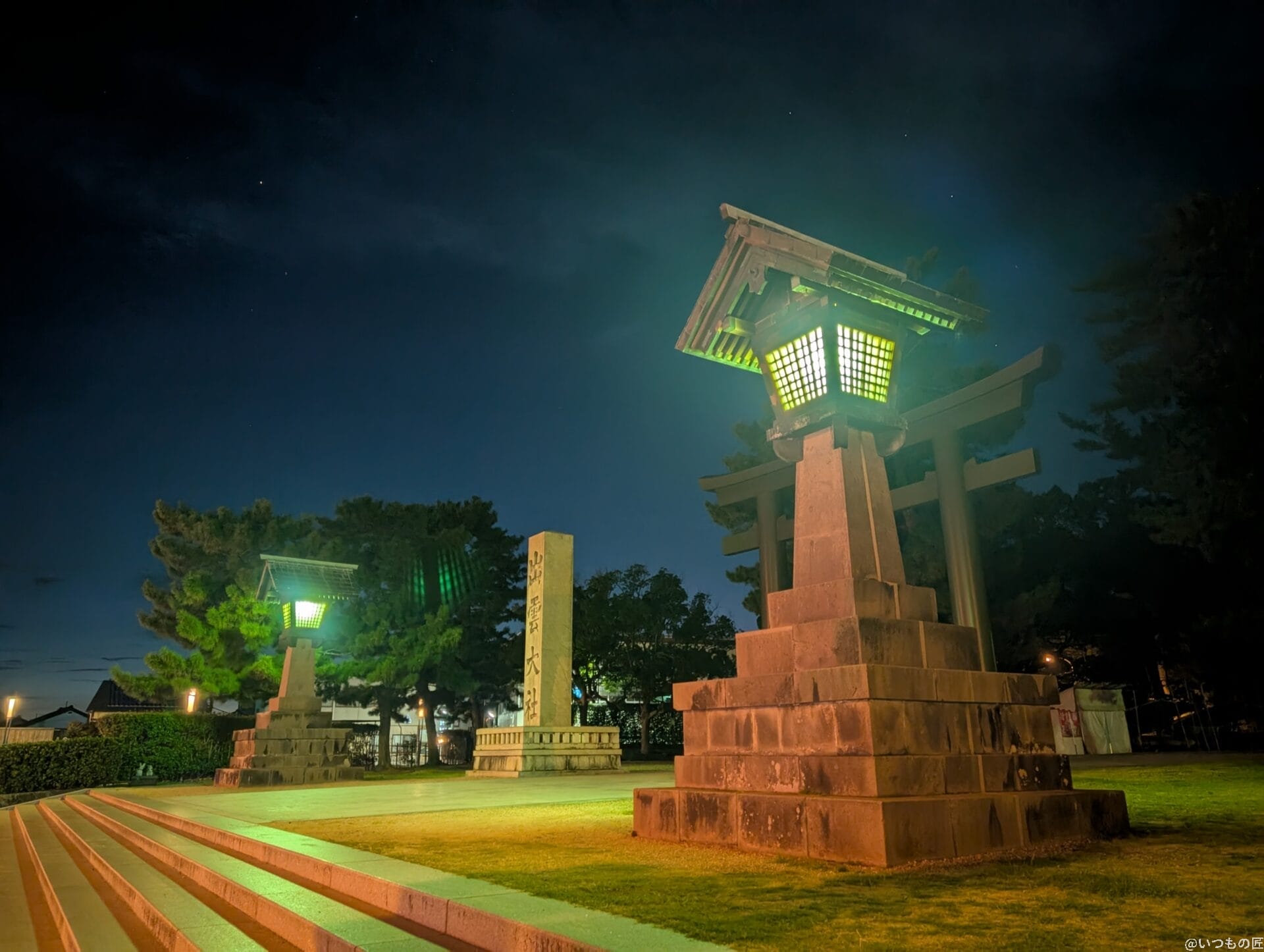 緑の光につつまれた石灯篭 | スマホを検証してみた OPPO Reno14 5G カメラ 緑の光につつまれた石灯篭