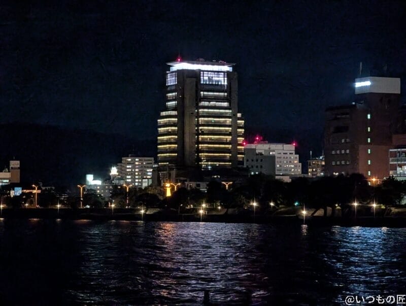 夜の海辺から見えるビル街 | スマホを検証してみた OPPO Reno14 5G カメラ 夜の海辺から見えるビル街