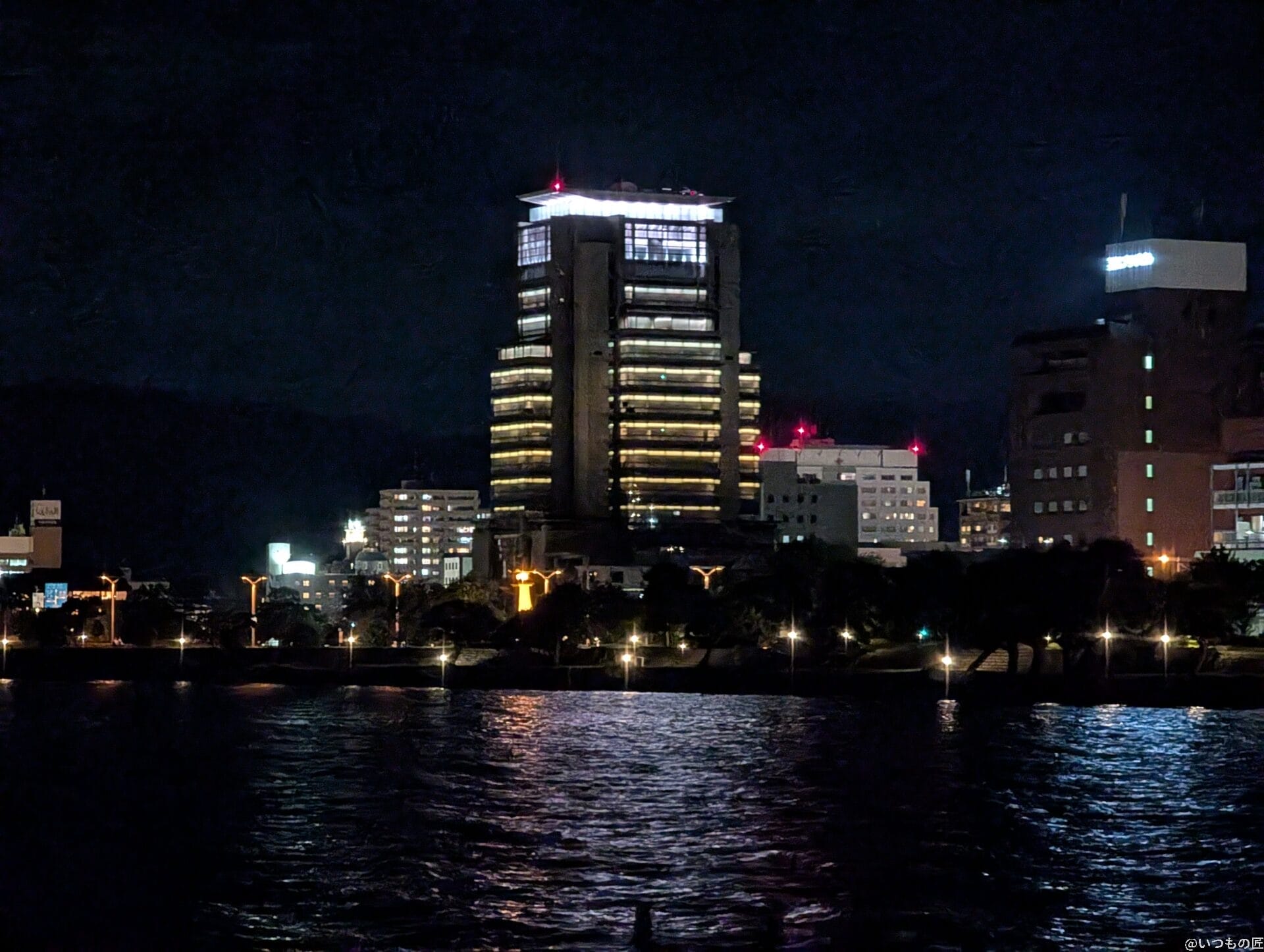 夜の海辺から見えるビル街 | スマホを検証してみた OPPO Reno14 5G カメラ 夜の海辺から見えるビル街