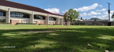 緑の芝生に囲まれた陸上競技場 | スマホを検証してみた OPPO Reno14 5G カメラ 緑の芝生に囲まれた陸上競技場