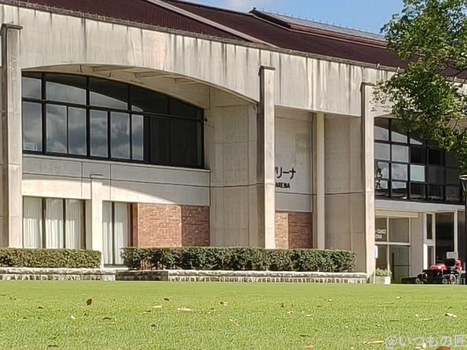 緑の芝生に囲まれた陸上競技場 | スマホを検証してみた OPPO Reno14 5G カメラ 緑の芝生に囲まれた陸上競技場