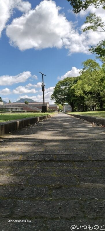 OPPO Reno14 5G カメラ 陸上競技場内の通路の様子