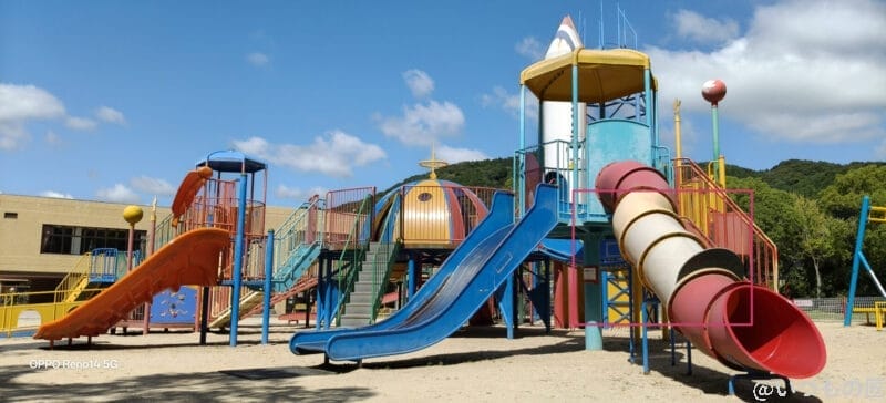 晴天下のカラフルな遊具 | スマホを検証してみた OPPO Reno14 5G カメラ 晴天下のカラフルな遊具