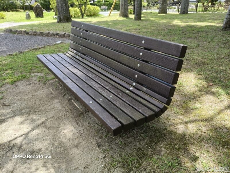 OPPO Reno14 5G カメラ 木漏れ日の木製ベンチ