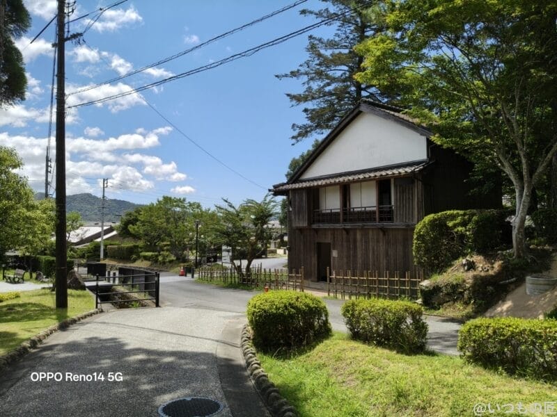 OPPO Reno14 5G カメラ 道端の古民家と力強く茂る木