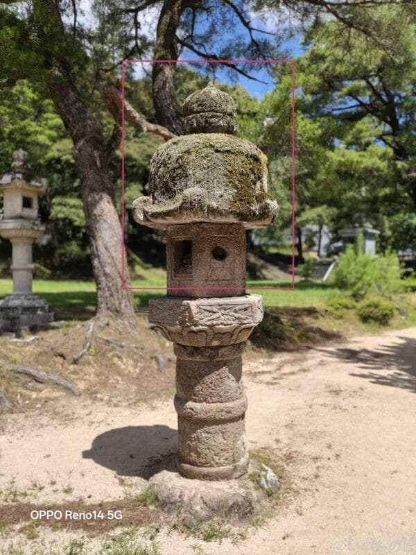 苔の緑が映える石灯篭 | スマホを検証してみた OPPO Reno14 5G カメラ 苔の緑が映える石灯篭