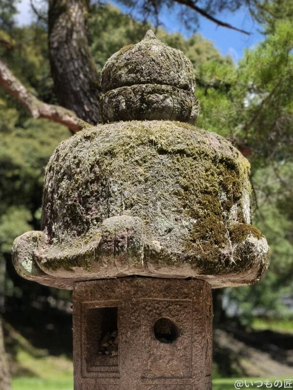 苔の緑が映える石灯篭 | スマホを検証してみた OPPO Reno14 5G カメラ 苔の緑が映える石灯篭