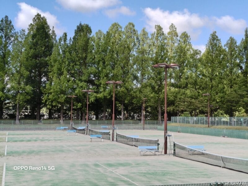 OPPO Reno14 5G カメラ広大なテニスコート