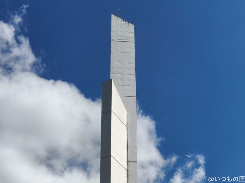 晴天下の白いオブジェ | スマホを検証してみた OPPO Reno14 5G カメラ 晴天下の白いオブジェ