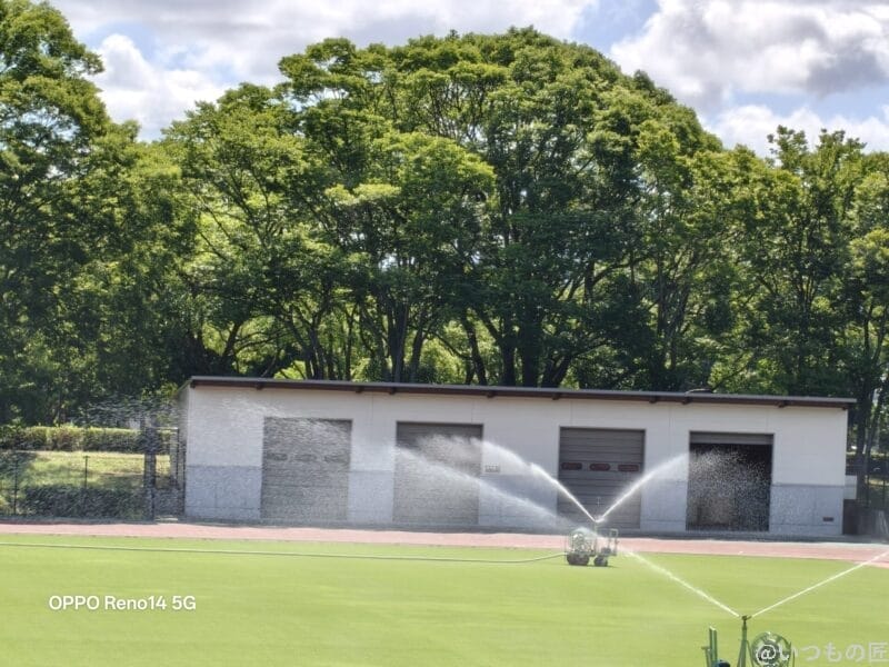 OPPO Reno14 5G カメラ 芝生に水をまくスプリンクラー