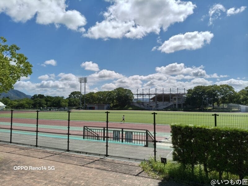 OPPO Reno14 5G カメラ 赤茶色のトラックレーン