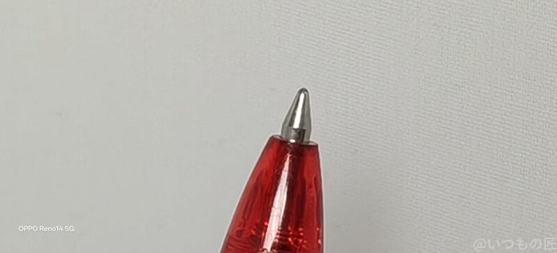 赤いボールペンの先端 | スマホを検証してみた OPPO Reno14 5G カメラ 赤いボールペンの先端