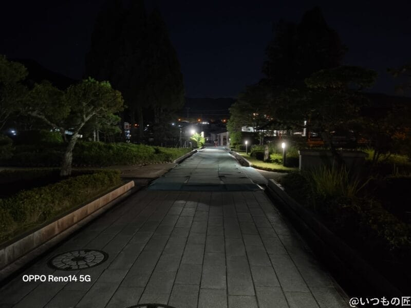 OPPO Reno14 5G カメラ 街灯が照らす夜の遊歩道