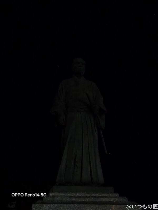 OPPO Reno14 5G カメラ 闇に浮かぶ石像