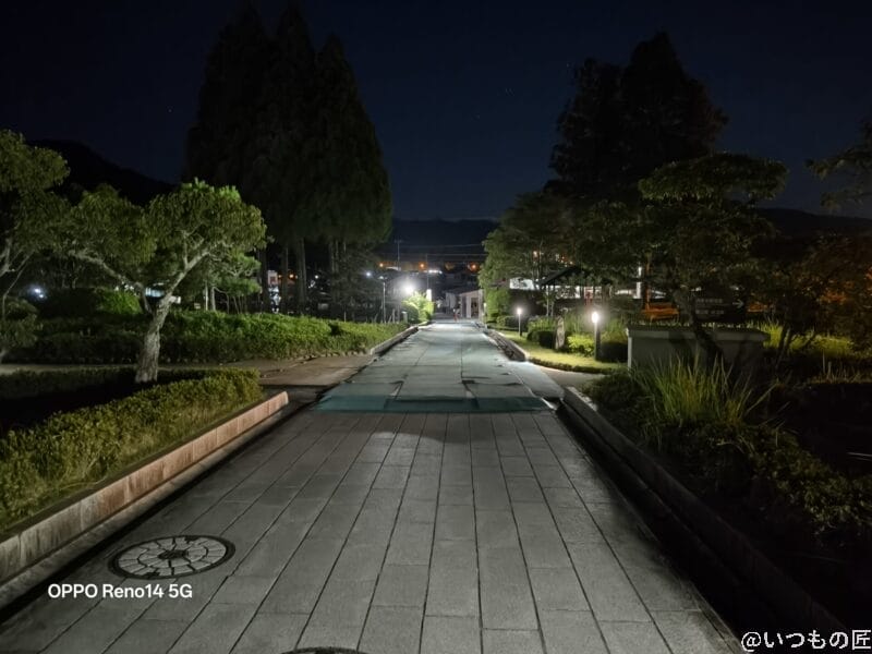 OPPO Reno14 5G カメラ 街灯が照らす夜の遊歩道
