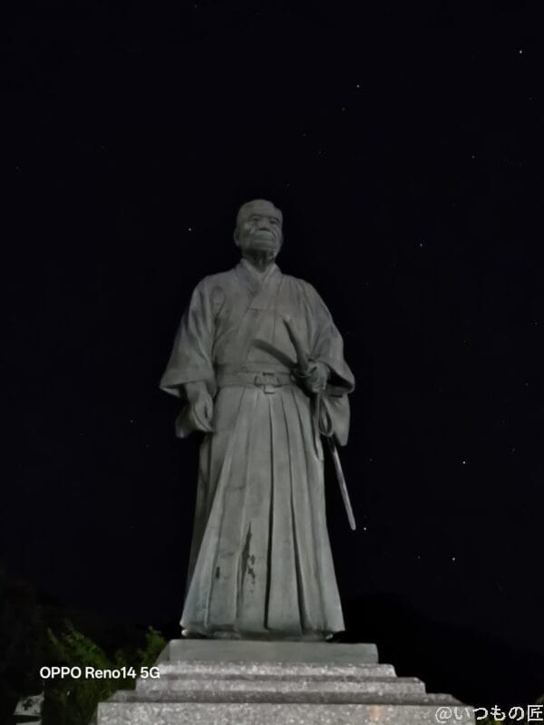 OPPO Reno14 5G カメラ 闇に浮かぶ石像